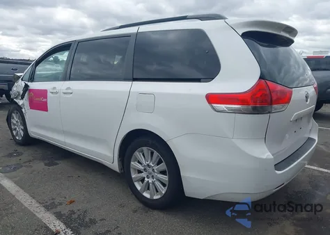 2014 Toyota Sienna Xle 7 Passenger z USA, uszkodzony, nr VIN 5TDDK3DC4ES075659